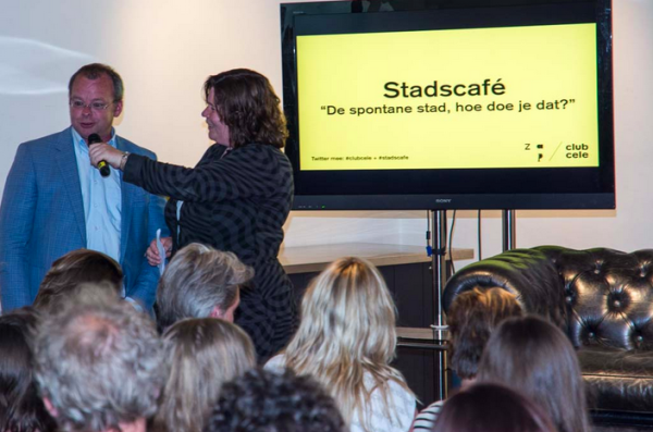 Moderator Eefke Meijerink in gesprek met een van de gasten (foto ZAP)