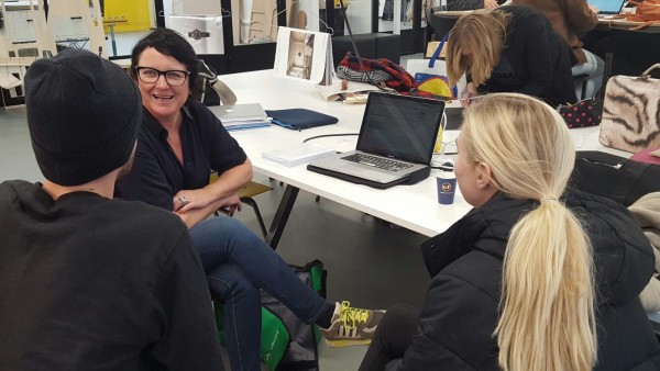 Gooitske Zijlstra in gesprek met een van de studenten buro's op De Ontwerpfabriek [Foto Danielle Kooijker]